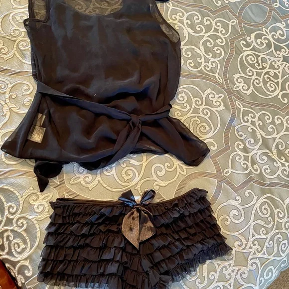 Elegant Black Ruffled Sleepwear Set - Picture 2 of 2